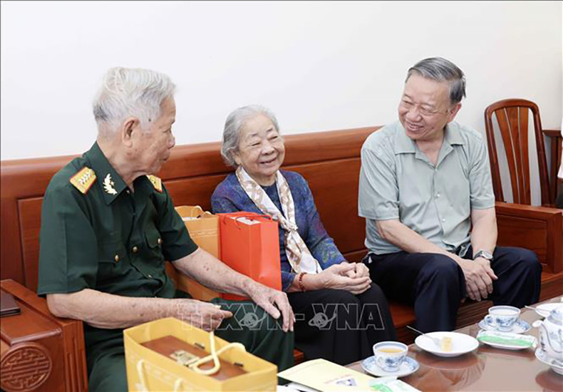 Президент То Лам посещает семью г-на Во Дай Няна и г-жи Во Тхи Ван. Фото: ВИА Президент То Лам посещает семью г-на Во Дай Няна и г-жи Во Тхи Ван. Фото: ВИА