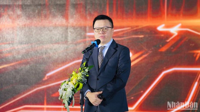 Главный редактор газеты «Нянзан» Ле Куок Минь выступает на церемонии. Главный редактор газеты «Нянзан» Ле Куок Минь выступает на церемонии.