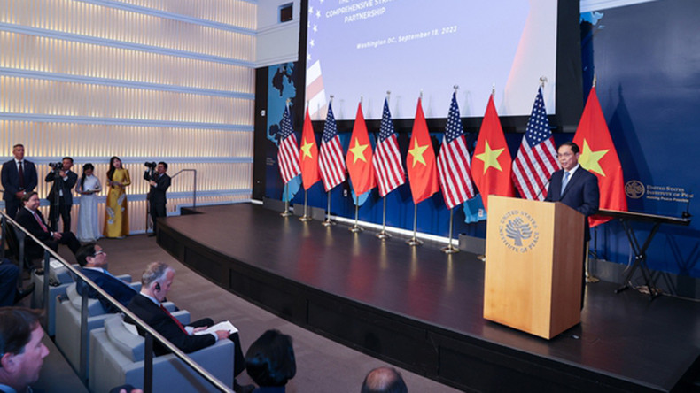 Министр иностранных дел Вьетнама Буй Тхань Шон выступает на церемонии. Фото: VGP Министр иностранных дел Вьетнама Буй Тхань Шон выступает на церемонии. Фото: VGP