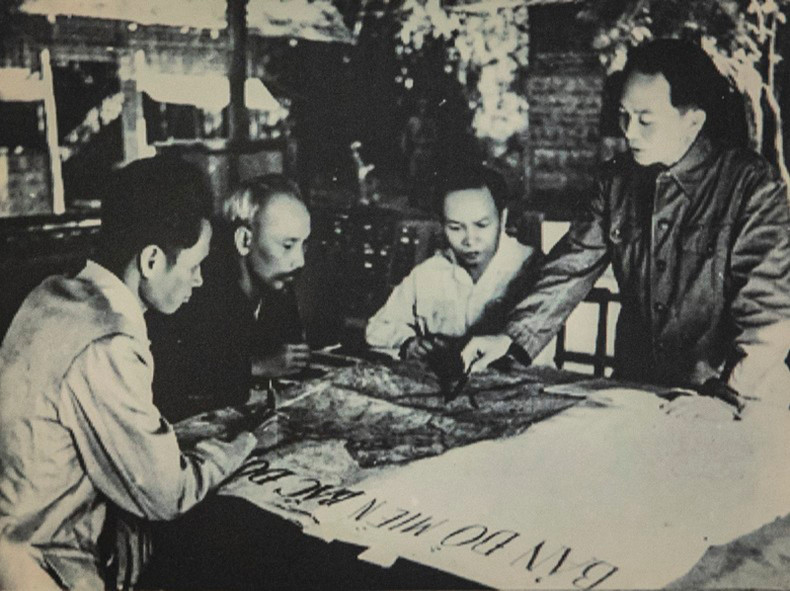 Президент Хо Ши Мин и руководители Партии проводят заседание в зоне боевых действий Вьетбак, решив начать операцию Дьенбьенфу, декабрь 1953 года. Президент Хо Ши Мин и руководители Партии проводят заседание в зоне боевых действий Вьетбак, решив начать операцию Дьенбьенфу, декабрь 1953 года.