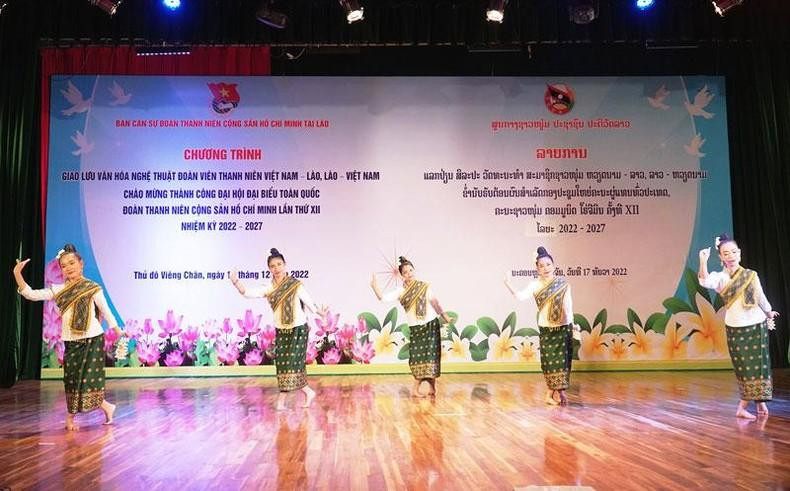 Художественный номер лаосских студентов. Фото: Хай Тиен Художественный номер лаосских студентов. Фото: Хай Тиен