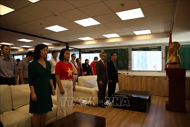 Сотрудники Посольства Вьетнама в Израиле отмечают 135-летие со дня рождения Президента Хо Ши Мина. Фото: ВИА Сотрудники Посольства Вьетнама в Израиле отмечают 135-летие со дня рождения Президента Хо Ши Мина. Фото: ВИА