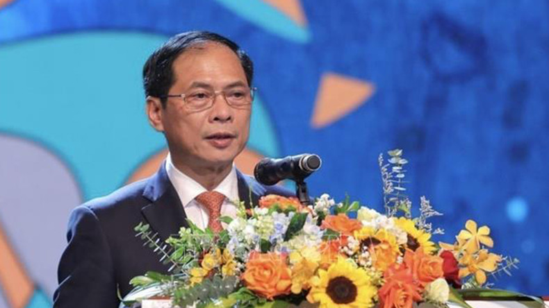 Министр иностранных дел Буй Тхань Шон выступает на программе. Фото: ВИА