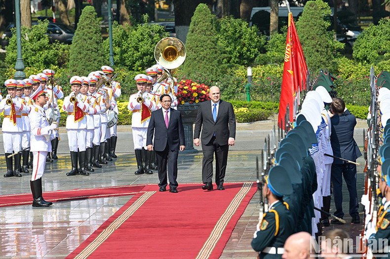 Два Премьер-министра обходят строй почетного караула. Два Премьер-министра обходят строй почетного караула.