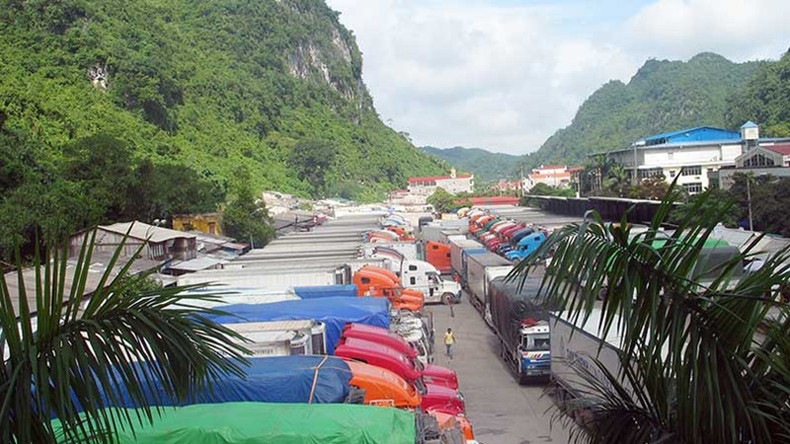 Грузовики с сельскохозяйственной продукцией ожидают таможенного оформления через КПП Тантхань (уезд Ванланг, провинция Лангшон). Фото: Хунг Чанг