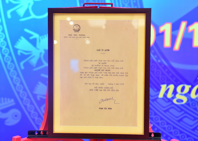 Правительство Демократической Республики Вьетнам уполномочило министра иностранных дел Нгуен Зюи Чиня от имени Правительства подписать Соглашения о прекращении войны и восстановлении мира во Вьетнаме. Фото: Тхюи Нгуен Правительство Демократической Республики Вьетнам уполномочило министра иностранных дел Нгуен Зюи Чиня от имени Правительства подписать Соглашения о прекращении войны и восстановлении мира во Вьетнаме. Фото: Тхюи Нгуен