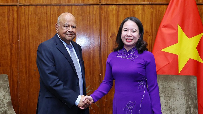 Вице-президент Во Тхи Ань Суан и Министр государственных предприятий ЮАР Правин Гордан. Фото: МИД Вьетнама Вице-президент Во Тхи Ань Суан и Министр государственных предприятий ЮАР Правин Гордан. Фото: МИД Вьетнама