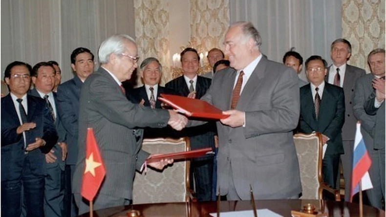 Премьер-министр Вьетнама Во Ван Киет и Премьер-министр России Виктор Черномырдин подписывают Договор об основах дружественных отношений между РФ и СРВ (Москва, 16 июня 1994 г.). Премьер-министр Вьетнама Во Ван Киет и Премьер-министр России Виктор Черномырдин подписывают Договор об основах дружественных отношений между РФ и СРВ (Москва, 16 июня 1994 г.).