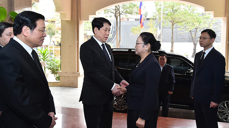 Президент Лыонг Кыонг выражает соболезнования Послу Лаоса во Вьетнаме Хамфао Эрнтхаван. Фото: Тхюи Нгуен