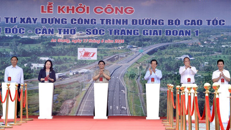 Премьер-министр Фам Минь Тьинь и делегаты нажимают кнопку в знак начала строительства скоростной автомагистрали Тяудок-Кантхо-Шокчанг первого этапа. Фото: Тхань Жанг Премьер-министр Фам Минь Тьинь и делегаты нажимают кнопку в знак начала строительства скоростной автомагистрали Тяудок-Кантхо-Шокчанг первого этапа. Фото: Тхань Жанг