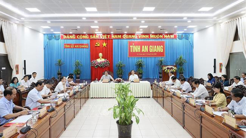 Премьер-министр Фам Минь Тьинь на рабочей встрече с руководителями провинции Анжанг. Фото: ВИА Премьер-министр Фам Минь Тьинь на рабочей встрече с руководителями провинции Анжанг. Фото: ВИА