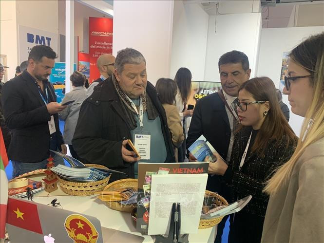 Иностранные гости посещают стенд Вьетнама. Фото: ВИА Иностранные гости посещают стенд Вьетнама. Фото: ВИА