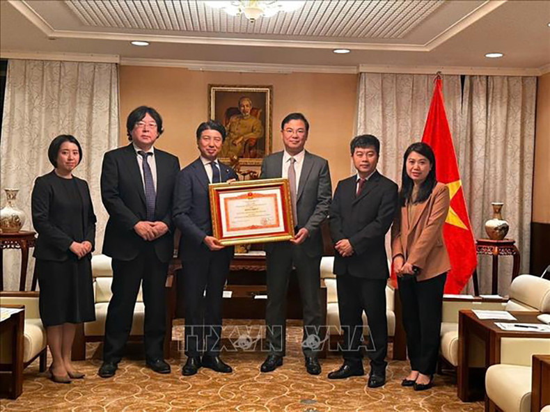 Посол Фам Куанг Хиеу вручает похвальную грамоту Оргкомитету Вьетнамского фестиваля. Фото: ВИА Посол Фам Куанг Хиеу вручает похвальную грамоту Оргкомитету Вьетнамского фестиваля. Фото: ВИА