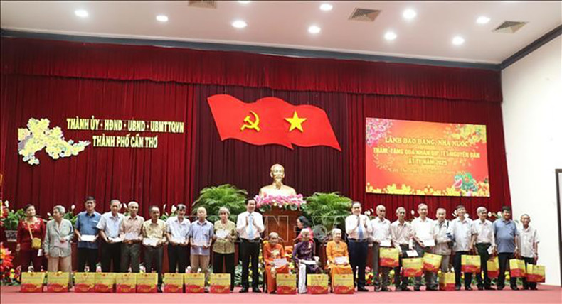 Председатель НС Чан Тхань Ман вручает подарки вьетнамским матерям-героиням, семьям льготной категории в г. Кантхо. Фото: ВИА