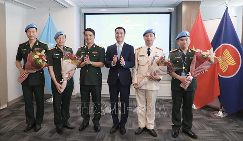 Посол Данг Хоанг Жанг вручает цветы вьетнамским офицерам, работающим в Департаменте операций по поддержанию мира ООН. Фото: ВИА Посол Данг Хоанг Жанг вручает цветы вьетнамским офицерам, работающим в Департаменте операций по поддержанию мира ООН. Фото: ВИА