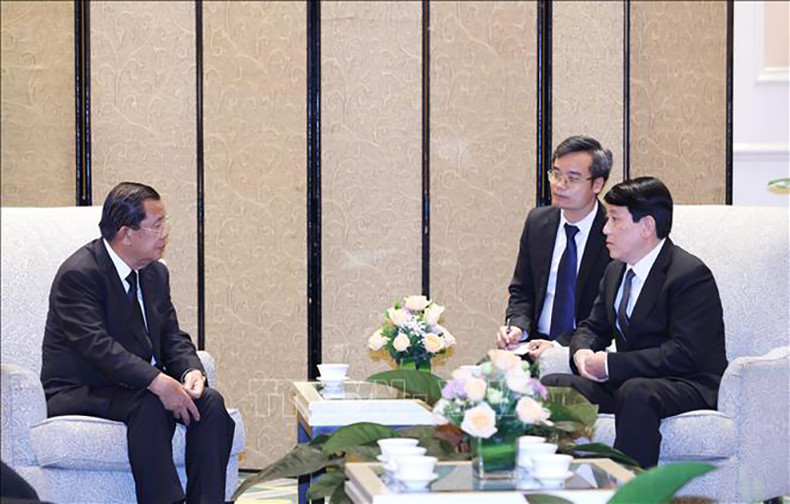 Постоянный член Секретариата ЦК КПВ Лыонг Кыонг и Председатель НПК Хун Сен. Фото: ВИА Постоянный член Секретариата ЦК КПВ Лыонг Кыонг и Председатель НПК Хун Сен. Фото: ВИА