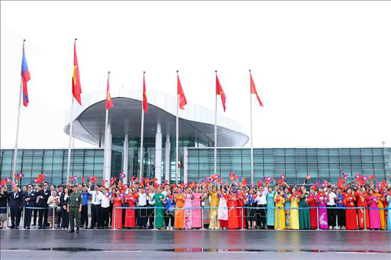 Многочисленные жители Ханоя, сотрудники Посольства Лаоса во Вьетнаме и лаосские студенты встречают Генерального секретаря ЦК НРПЛ, Президента Лаоса с супругой в аэропорту Нойбай. Фото: ВИА Многочисленные жители Ханоя, сотрудники Посольства Лаоса во Вьетнаме и лаосские студенты встречают Генерального секретаря ЦК НРПЛ, Президента Лаоса с супругой в аэропорту Нойбай. Фото: ВИА