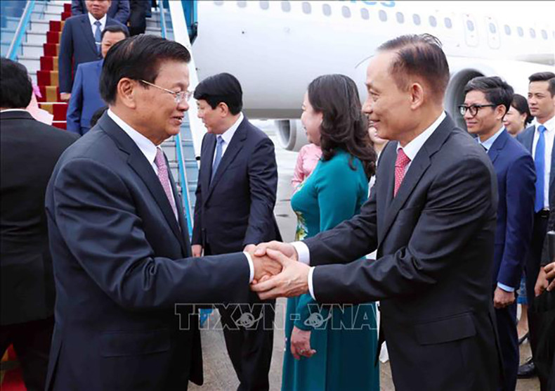 Секретарь ЦК КПВ, Заведующий Отделом ЦК КПВ по внешним связям Ле Хоай Чунг приветсвтует лаосского лидера. Фото: ВИА Секретарь ЦК КПВ, Заведующий Отделом ЦК КПВ по внешним связям Ле Хоай Чунг приветсвтует лаосского лидера. Фото: ВИА