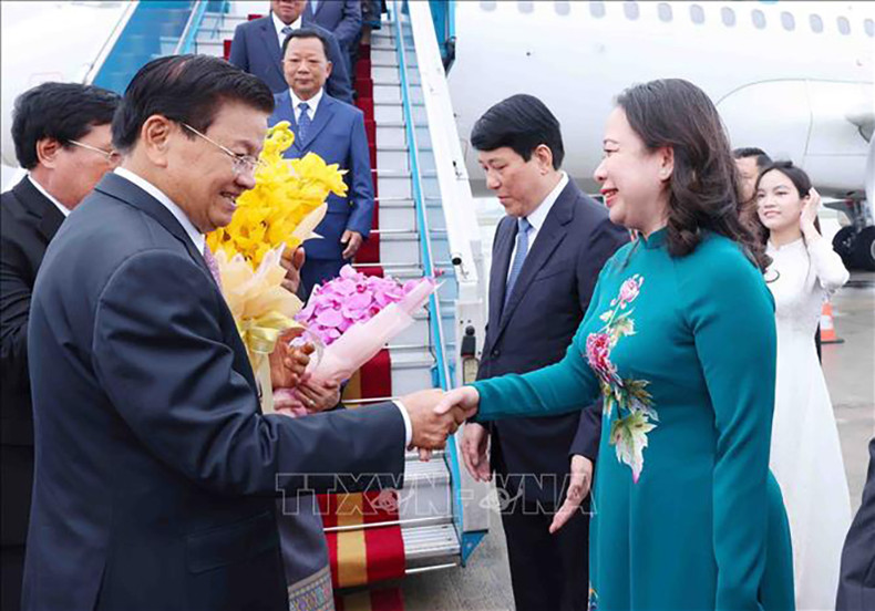 Вице-президент Во Тхи Ань Суан встречает Генерального секретаря НРПЛ, Президента Лаоса Тхонглуна Сисулита с супругой. Фото: ВИА Вице-президент Во Тхи Ань Суан встречает Генерального секретаря НРПЛ, Президента Лаоса Тхонглуна Сисулита с супругой. Фото: ВИА