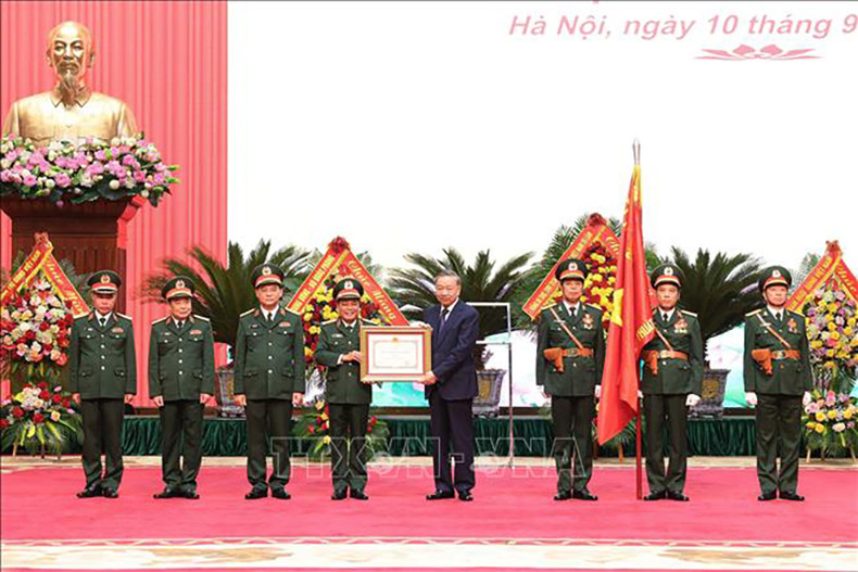 Генеральный секретарь ЦК КПВ, Президент То Лам вручает Орден Хо Ши Мина Главному техническому упавлению. Фото: ВИА Генеральный секретарь ЦК КПВ, Президент То Лам вручает Орден Хо Ши Мина Главному техническому упавлению. Фото: ВИА