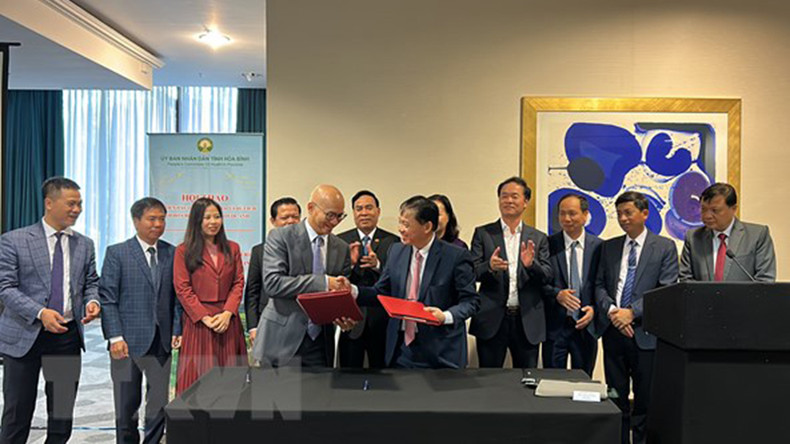 Председатель Народного комитета провинции Хоабинь Буй Ван Кхань и председатель Общества вьетнамских предприятий в Великобритании Пол Хоанг подписывают документ о сотрудничестве. Фото: ВИА Председатель Народного комитета провинции Хоабинь Буй Ван Кхань и председатель Общества вьетнамских предприятий в Великобритании Пол Хоанг подписывают документ о сотрудничестве. Фото: ВИА