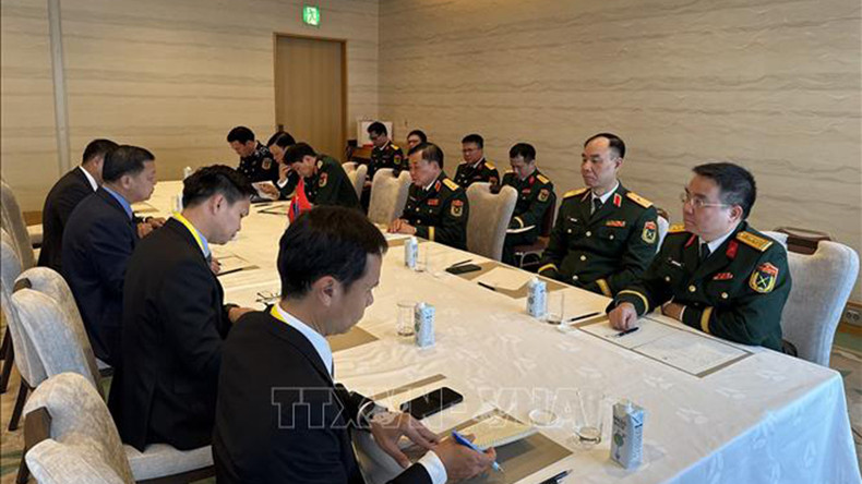 Генерал-полковник Хоанг Суан Тьиен встречается с главой Канцелярии Министерства обороны Лаоса генерал-майором Сомфоном Миттафоном. Фото: ВИА