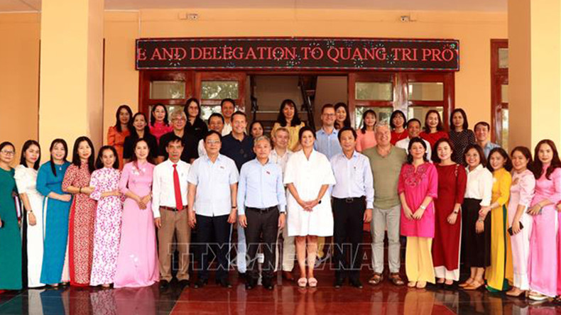 Председатель Сената Бельгии Стефани Д'Оз и учителя детского сада уезда Хыонгхоа фотографируются на память. Фото: ВИА Председатель Сената Бельгии Стефани Д'Оз и учителя детского сада уезда Хыонгхоа фотографируются на память. Фото: ВИА