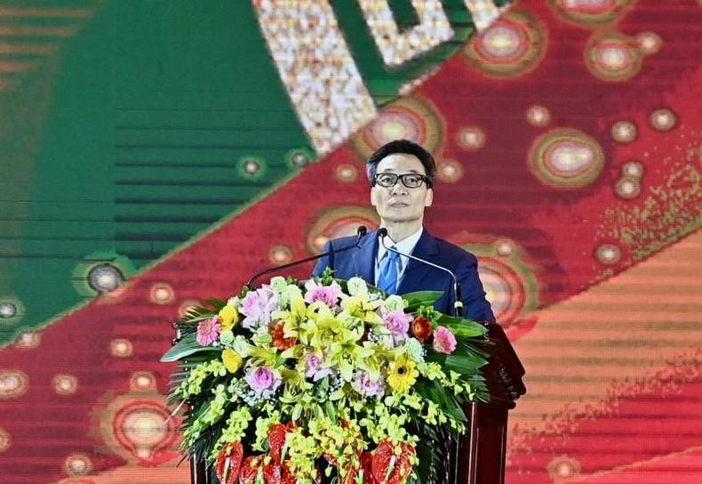 Вице-премьер Ву Дык Дам выступает на открытии Фестиваля. Вице-премьер Ву Дык Дам выступает на открытии Фестиваля.