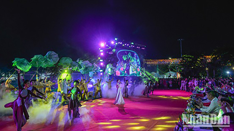 Вечером 12 июля открылся Ханойский фестиваль лотоса и представления продуктов OCOP, связанных с культурой северных горных провинций. Фото: Тхэ Дай Вечером 12 июля открылся Ханойский фестиваль лотоса и представления продуктов OCOP, связанных с культурой северных горных провинций. Фото: Тхэ Дай