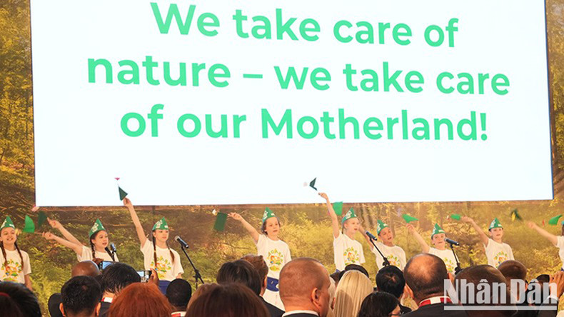 Художественный номер на открытии конгресса в исполнении российских детей. Фото: Суан Хынг