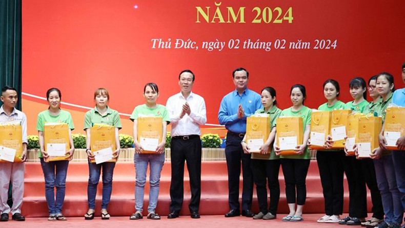 Президент Во Ван Тхыонг вручает подарки рабочим и трудящимся, находящимся в трудной ситуации. Фото: ВИА Президент Во Ван Тхыонг вручает подарки рабочим и трудящимся, находящимся в трудной ситуации. Фото: ВИА