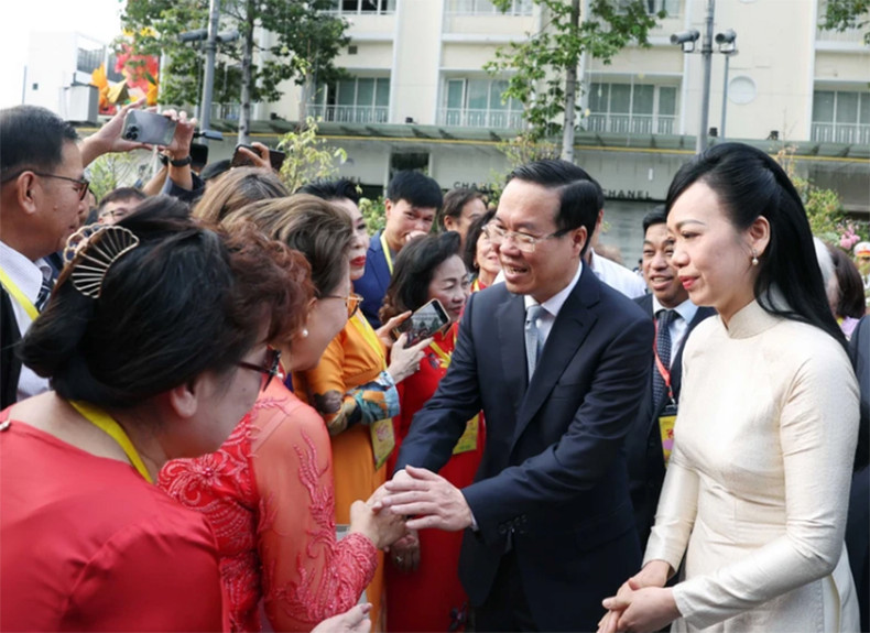 Президент Во Ван Тхылнг с супругой встречается с представителями вьетнамской диаспоры. Фото: ВИА Президент Во Ван Тхылнг с супругой встречается с представителями вьетнамской диаспоры. Фото: ВИА