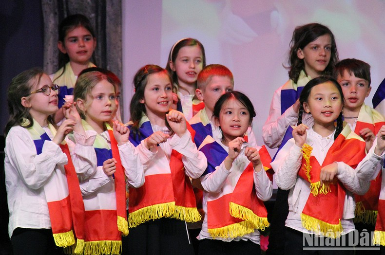 Выступление детского хора Версальской консерватории открывает художественную программу «Вьетнам-Франция: весенняя песня». Фото: Кхай Хоан Выступление детского хора Версальской консерватории открывает художественную программу «Вьетнам-Франция: весенняя песня». Фото: Кхай Хоан