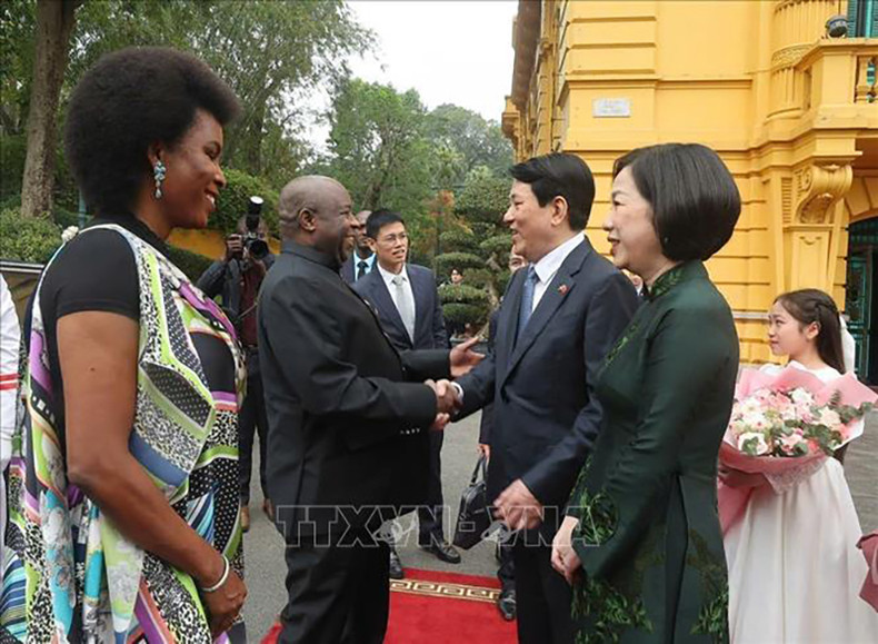 Президент Вьетнама Лыонг Кыонг с супругой встречает Президента Эвариста Ндайишимийе с супругой. Фото: ВИА Президент Вьетнама Лыонг Кыонг с супругой встречает Президента Эвариста Ндайишимийе с супругой. Фото: ВИА