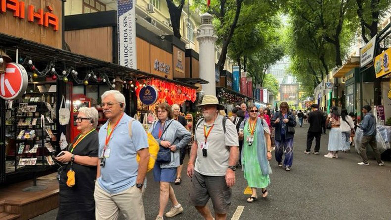 Многочисленные иностранные туристы посещают книжную улицу в районе 1 города Хошимина. Фото: Линь Бао Многочисленные иностранные туристы посещают книжную улицу в районе 1 города Хошимина. Фото: Линь Бао