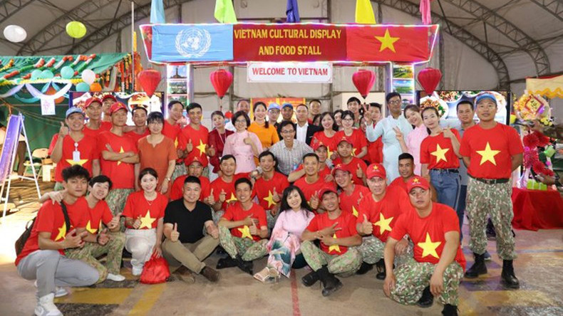 Члены миротворческих сил Вьетнама фотографируются на память перед стендом Вьетнама. Фото: Ле Тхуан Члены миротворческих сил Вьетнама фотографируются на память перед стендом Вьетнама. Фото: Ле Тхуан