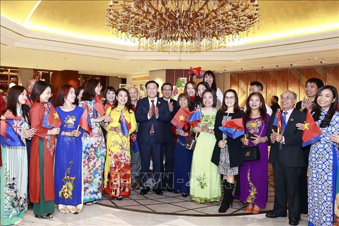 Председатель НС Выонг Динь Хюэ и представители сообщества вьетнамцев в Новой Зеландии. Фото: ВИА Председатель НС Выонг Динь Хюэ и представители сообщества вьетнамцев в Новой Зеландии. Фото: ВИА