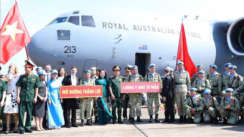Вице-президент Во Тхи Ань Суан вручает подарки офицерам перед отъездом за границу для выполнения миссий. Фото: ВИА Вице-президент Во Тхи Ань Суан вручает подарки офицерам перед отъездом за границу для выполнения миссий. Фото: ВИА