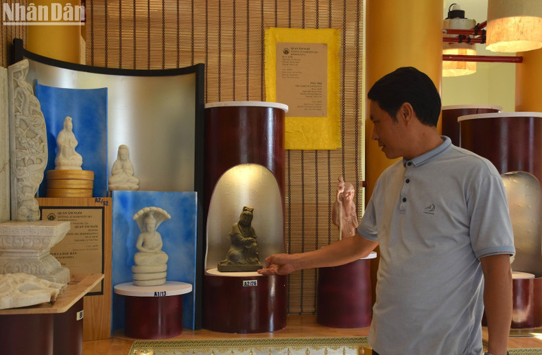 Г-н Ле Ван Хоа и статуя сидящей Бодхисаттвы, сделанная им, когда ему было 14 лет. Г-н Ле Ван Хоа и статуя сидящей Бодхисаттвы, сделанная им, когда ему было 14 лет.