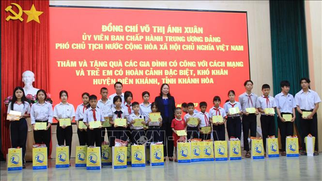 Вице-президент Во Тхи Ань Суан вручает подарки 20 детям, находящимся в особо трудной ситуации, в уезде Зиенкхань. Фото: ВИА Вице-президент Во Тхи Ань Суан вручает подарки 20 детям, находящимся в особо трудной ситуации, в уезде Зиенкхань. Фото: ВИА