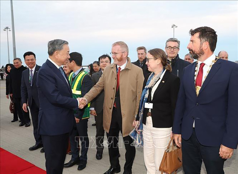 Ирландская сторона провожает Генерального секретаря ЦК КПВ, Президента Вьетнама То Лама в аэропорту. Фото: ВИА Ирландская сторона провожает Генерального секретаря ЦК КПВ, Президента Вьетнама То Лама в аэропорту. Фото: ВИА