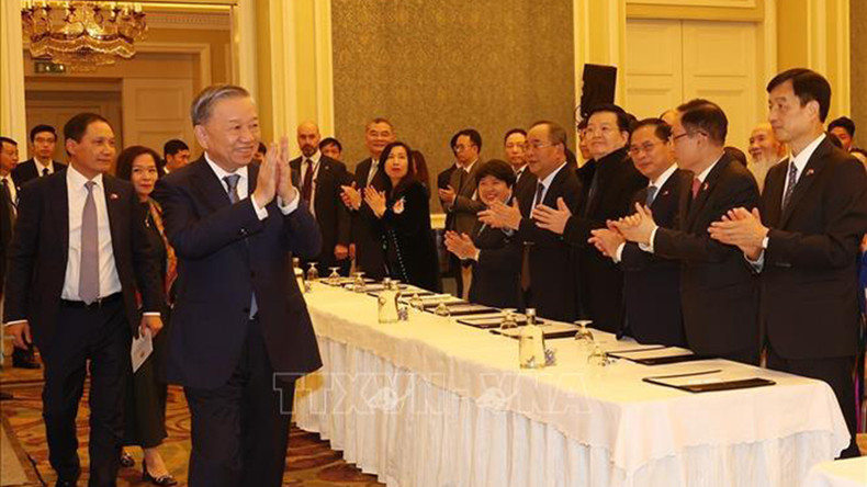 Генеральный секретарь ЦК КПВ, Президент То Лам встречается с сотрудниками Посольства Вьетнама в Великобритании и Северной Ирландии и вьетнамской общиной в Ирландии. Фото: ВИА Генеральный секретарь ЦК КПВ, Президент То Лам встречается с сотрудниками Посольства Вьетнама в Великобритании и Северной Ирландии и вьетнамской общиной в Ирландии. Фото: ВИА