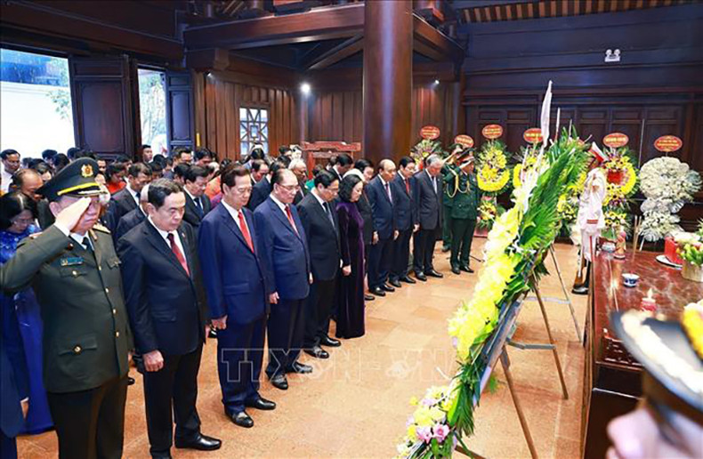 Действующие и бывшие руководители Партии и Государства выражают признательность героическим павшим бойцам. Фото: ВИА Действующие и бывшие руководители Партии и Государства выражают признательность героическим павшим бойцам. Фото: ВИА