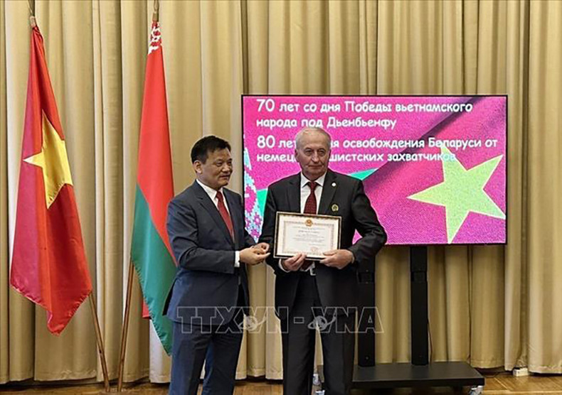 Посол Нгуен Ван Нгы вручает похвальные грамоты лицам, внесшим большой вклад в укрепление дружбы между двумя странами. Фото: ВИА