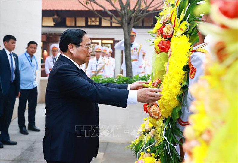 Премьер-министр Фам Минь Тьинь возлагает цветы в память о героических павших бойцах. Фото: ВИА Премьер-министр Фам Минь Тьинь возлагает цветы в память о героических павших бойцах. Фото: ВИА