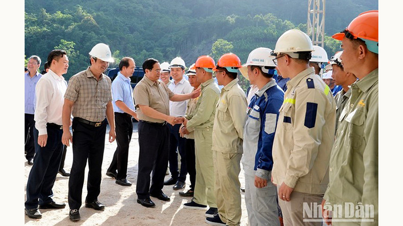 Премьер-министр посещает кадровых работников и рабочих на строительной площадке маршрута Баккан-Бабэ, соединяющегося с Нахангом (Туенкуанг). Фото: Тхань Жанг Премьер-министр посещает кадровых работников и рабочих на строительной площадке маршрута Баккан-Бабэ, соединяющегося с Нахангом (Туенкуанг). Фото: Тхань Жанг