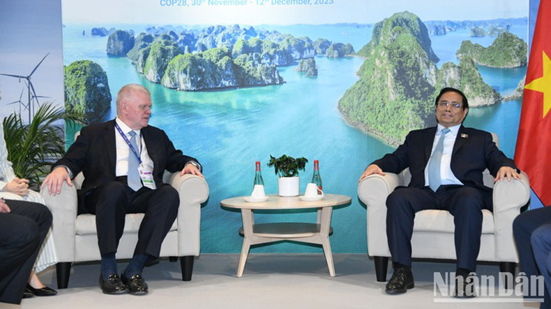 Премьер-министр Фам Минь Тьинь и Генеральный директор HSBC Ноэль Куинн. Премьер-министр Фам Минь Тьинь и Генеральный директор HSBC Ноэль Куинн.