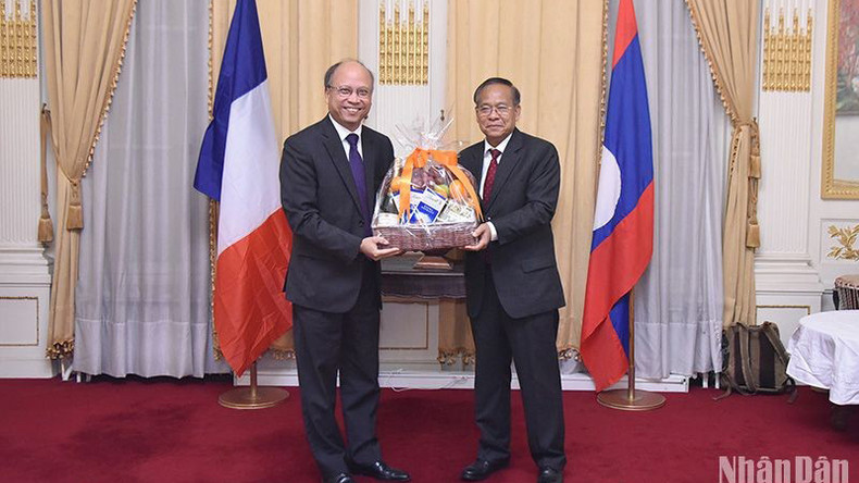 Посол Динь Тоан Тханг (слева) поздравляет Посла Лаоса во Франции с Национальным праздником. Фото: Кхай Хоан Посол Динь Тоан Тханг (слева) поздравляет Посла Лаоса во Франции с Национальным праздником. Фото: Кхай Хоан