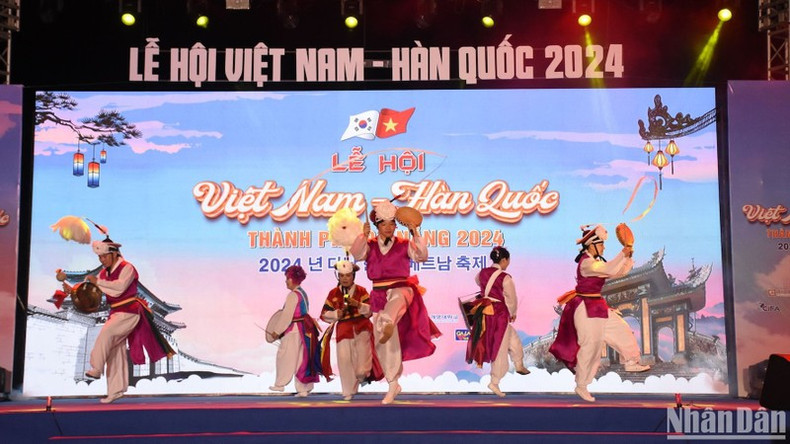 Художественный номер в исполнении южнокорейских артистов. Фото: Ань Дао Художественный номер в исполнении южнокорейских артистов. Фото: Ань Дао