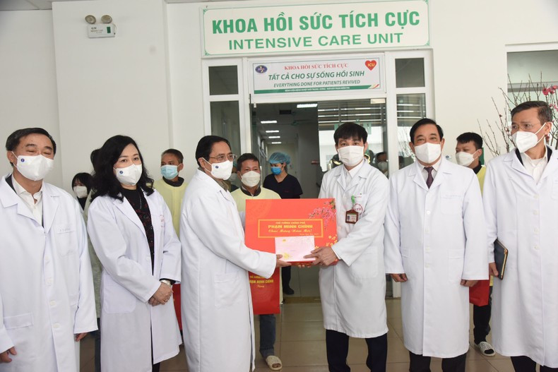 Премьер-министр Фам Минь Тьинь поздравляет кадровых работников, врачей, медицинских работников, пациентов Центральной больницы тропических болезней с наступающим Тэтом. Фото: Чан Хай